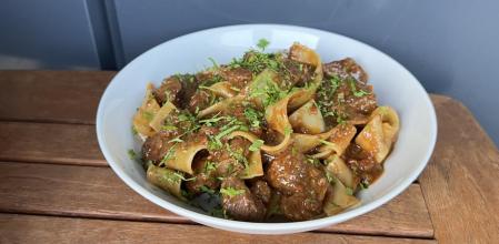 Las variedades de pasta son casi infinitas, al igual que las formas de acompañarla. Esta semana, el chef Miquel Antoja te propone que prepares unos pappardelle con un sabrosísimo ragú de vaca vieja que te hará salivar. Son fáciles de preparar y su elaboración te robará muy poco tiempo, ¿a qué estás esperando? 

Lee aquí la receta completa: 

Vídeo de Miquel Antoja

www.lavanguardia.com/comer
www.lavanguardia.com