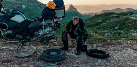 Pinchar una rueda en moto supone un inconveniente para proseguir la marcha