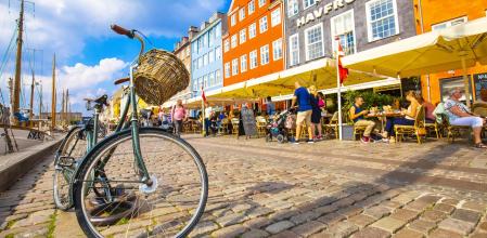 COPENHAGUE (Dinamarca). Es una de las ciudades más ‘trendy’ de Europa, con boutiques de diseñadores locales, tiendas de segunda mano, grandes restaurantes, románticos cruceros por el canal, un centenario parque de atracciones, y bicis por doquier