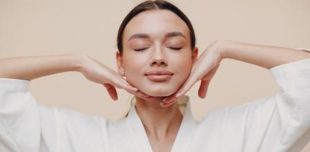 Practicar masajes de drenaje linfático como parte esencial del cuidado de la piel