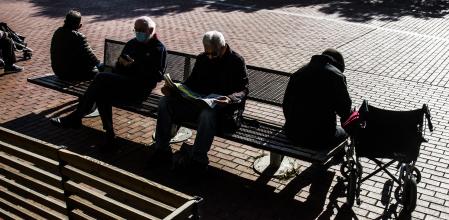 Un grupo de jubilados en un banco en Barcelona