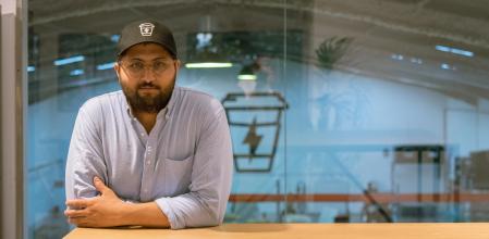 Yassir, CEO y fundador de la cafetería de especialidad Syra Coffee