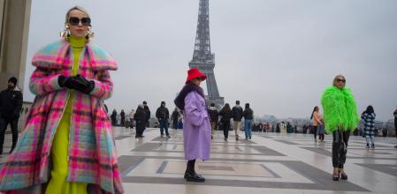 Durante la alta costura, las calles se convierten en la otra pasarela, donde los adictos a la moda se fotografían buscando un lugar propio en las redes