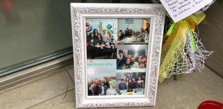 Cristina y Kevin, amigos de la familia, depositaron flores e imágenes familiares de las pequeñas
