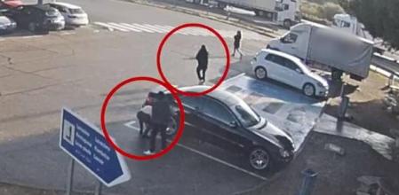 Mientras un ladrón distrae a la víctima, el compinche accede al habitáculo para robarle sus pertenencias