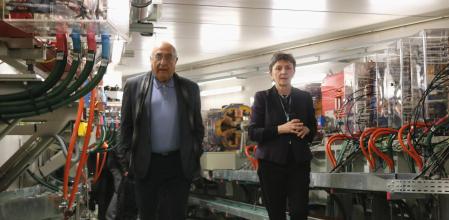 El conseller Joaquim Nadal, y Caterina Biscari, directora de Alba, ayer en el sincrotrón