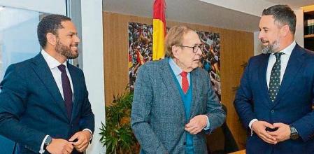 Ramón Tamames con los dirigentes de Vox Ignacio Garriga y Santiago Abascal VOX 22/02/2023