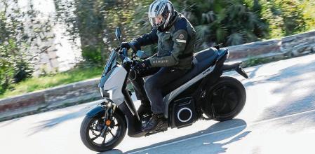 Para los neumáticos se ha acudido a los prestigiosos Pirelli Angel desarrollados para este tipo de vehículos&nbsp;