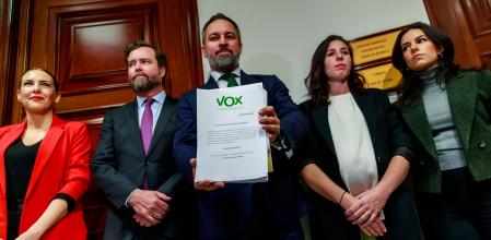 Santiago Abascal, junto a otros miembros de Vox, al registrar la moción de censura