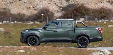 Las sobresalientes cualidades off-road del Musso Sports se benefician de unos excelentes ángulos de carrocería y de una altura libre al suelo de 220 mm&nbsp;