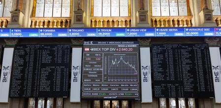 Un panel del Ibex 35 en el Palacio de la Bolsa, a 9 de febrero de 2023, en Madrid (España). El principal indicador de la Bolsa española, el Ibex 35, sube el 0,52% a media sesión, en una jornada marcada por la presentación de resultados empresariales, entre ellos Mapfre y ArcelorMittal, y por la publicación del dato del IPC de Alemania.
09 FEBRERO 2023;MADRID;PALACIO DE LA BOLSA;IBEX 35
Eduardo Parra / Europa Press
09/02/2023