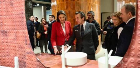 La ministra Reyes Maroto en el stand de Vives en Cevisama 2023