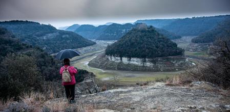 Vista desde el mirador de Ter con el Pantano de Sau en estado de sequía al fondo.
