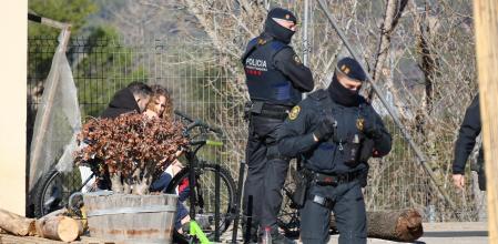 Imagen de dos detenidos custodiados por los Mossos d'Esquadre.