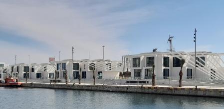 La nueva sede de Distrito Digital en el muelle 5 del puerto de Alicante ya muestra los logos de la Generalitat Valenciana, a 6 días de su inauguración.