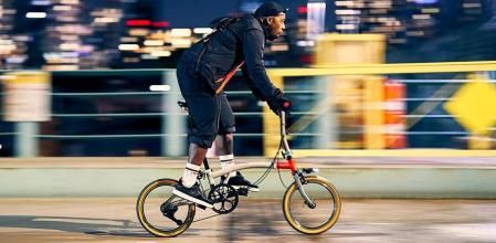 Todos los puntos de contacto entre el ciclista y la bicicleta, y entre la bicicleta y el asfalto brindan ligereza, rendimiento y comodidad.