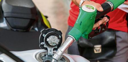 Gasolineras, surtidores de gasolina, repostando.