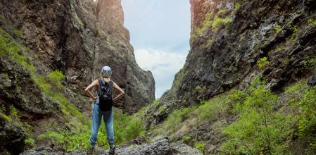 Una joven en el barranco del Infierno, en el sur de Tenerife