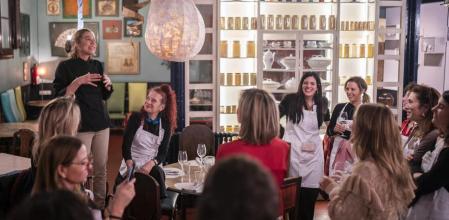 Festa del Devantal con motibvo internacional de la mujer trabajadora un grupo de mujeres famosas (acrtices, cantantes, políticas, esctritoras, etc.) aceptan la invitación de Ada Parellada y se ponen el delantal para cocinar por placer, 6 de Marzo de 2023. (Joan Mateu Parra/Shooting)