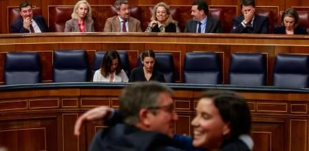 Patxi López felicita a la diputada del PSOE Andrea Fernández, con las ministras Irene Montero e Ione Belarra, al fondo, bajo la bancada del PP.