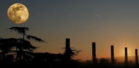 La luna llena del gusano luce en la montaña de Montjuïc.