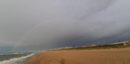 Arco iris doble en la playa de Gavà.