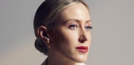 auténtica 
Chaleco de Max Mara y pendientes 
de Louis Vuitton