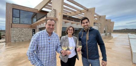Agustí Torelló Sibill, Lali Torelló Sibill y Agustí Torelló Roca ante la nueva bodega