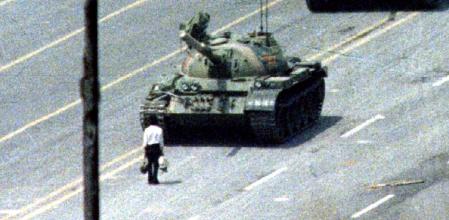 Un hombre se interpone a una hilera de tanques en Tiananmén