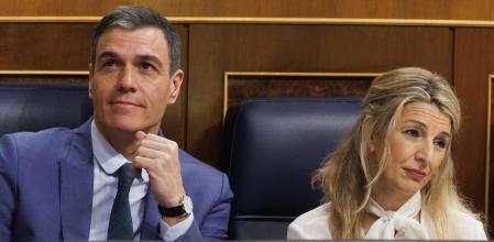 El presidente del Gobierno, Pedro Sánchez y la vicepresidenta segunda y ministra de Trabajo y Economía Social, Yolanda Díaz, durante una sesión de control al Gobierno, en el Congreso