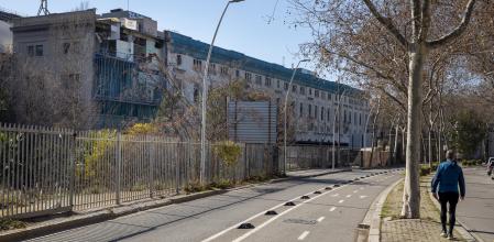 Al otro lado de la valla que separa el paseo de Circumval·lació de la estación de França ya no se divisa el ala Correos que corría perpendicular a la terminal ferroviaria barcelonesa