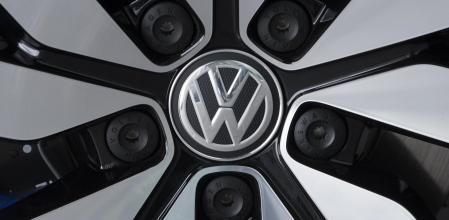 Logo de Volkswagen en un coche electrónico, en una imagen de archivo