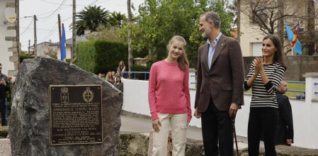 La princesa de Asturias Leonor, acompañada por sus padres, los reyes Felipe VI y Letizia, desvela una placa conmemorativa durante la visita de la familia real a la parroquia de Cadaveu, el pasado mes de octubre