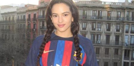 Rosalía con la camiseta que lanzó con el Barça en marzo de 2023