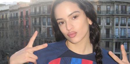 Rosalía posa en exclusiva con la camiseta especial del Clásico