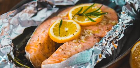Cuando cocinemos papillotes, lo mejor es hacerlo con apenas un chorrito de aceite de oliva y especias, y evitar añadir vinagre o cítricos