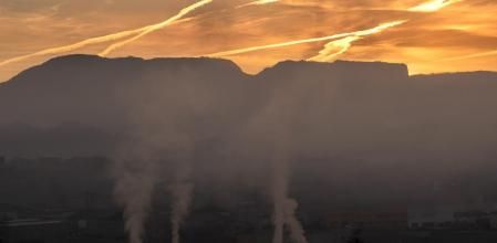 Amanecer de humo y niebla en Sant Pere de Torelló.