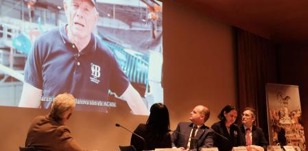 Grant Dalton, en la pantalla, durante la presentación de las pruebas preliminares