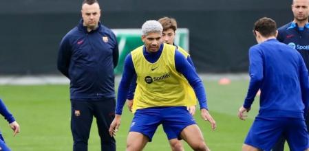 Araújo entrenando con el grupo en la última sesión antes del clásico del Camp Nou