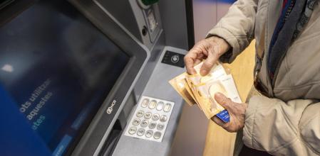 Una pensionista sacando dinero de un cajero automático