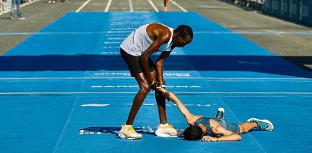 foto XAVIER CERVERA 19/03/2023 Marius Kimutai (2h05m06s) y Zeineba Yimer, ganadores del maratón de Barcelona con dos nuevos récords 44 EDICIÓN La prueba cuenta con la participación de más de 15.000 corredores El keniano nacionalizado bareiní Marius Kimutai estableció, con un tiempo de 2h.05:06, la segunda mejor marca mundial del año, mientras que la etíope Zeineba Yimer, con 2h.19:44, fue la vencedora en categoría femenina del Zurich Maratón de Barcelona; ambos, además, batieron los récords de la carrera. La 44 edición de la prueba, que se disputó en el circuito urbano de Barcelona con la participación de 15.200 corredores (3.600 femeninos), empezó a las 8:30 horas. La temperatura inicial de 12ºC, que fue subiendo hasta los 15ºC, con el cielo algo nublado y un 80 por ciento de humedad fueron condiciones favorables para que los atletas buscaran batir las mejores marcas de la prueba. Categoría masculina .1. Marius Kimutai Bahrein 2h.05:06 (NR) .2. Othmane El Goumri Marruecos 2h.05:12 .3. Kaan Kigen Ozbilen Turquía 2h.05:37 .4. Oqbe Kibrom Ruesom Eritrea 2h.05.51 .5. Joel Kemboi Kenia 2h.06:32