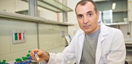 Fernando Maestre, en su laboratorio de la Universidad de Alicante.