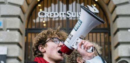 Zurich (Switzerland Schweiz Suisse), 20/03/2023.- People protest on occasion of the takeover of Credit Suisse by UBS, in Zurich, Switzerland, 20 March 2023. Swiss bank UBS takes over Credit Suisse for three billion Swiss francs. Shares of Credit Suisse lost more than one-quarter of their value on 15 March 2023, hitting a record low after its biggest shareholder, the Saudi National Bank, told outlets that it would not inject more money into the ailing Swiss bank. Financial markets are reacting after troubled bank Credit Suisse was rescued in a three billion dollars purchase by its Swiss rival UBS in a government-backed deal. UBS is down 13 percent and other European bank shares have also dropped significantly. (Protestas, Suiza) EFE/EPA/ENNIO LEANZA