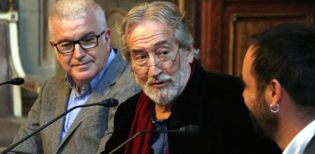 Jordi Savall a la presentación de la 3ª edición del festival que lleva su nombre, flanqueado en el Palau Moja por  Josep Maria Carreté, director Patrimoni, i Martí Santcliment, coordinador del festival