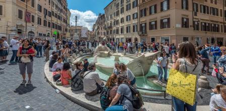 Turistas en la Piazza di Spagna con la famosa 
