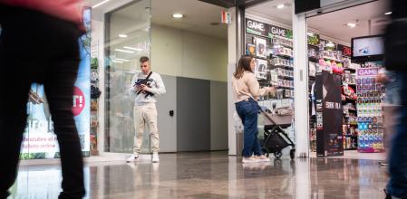 Entrada a uno de los lavabos públicos del centro Màgic Badalona