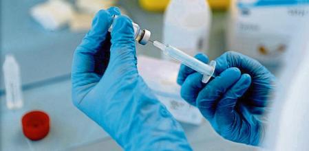 foto XAVIER CERVERA 10/09/2021 (detalle de aguja -antes d pinchar al ciudadano- jeringa y mono dosis vacuna covid) nou punt vacunació sense cita, dins estrategia Ajuntament i Generalitat per ampliar vacunació a barris ; BArcelona Divendres 10 de setembre, a les 11.30 hores (plaça del Sortidor), la regidora de Salut, Envelliment i Cures, Gemma Tarafa, la secretària de Salut Pública de la Generalitat de Catalunya, Carmen Cabezas, i la gerenta de l’Agència de Salut Pública de Barcelona (ASPB), Carme Borrell, visiten un dels nous punts de vacunació contra la COVID-19 sense cita prèvia a la ciutat de Barcelona i expliquen l’estratègia posada en marxa a la ciutat per reduir les desigualtats detectades en la cobertura vacunal (tot just s arriba al 70% de vacunats d doble pauta, i és vol arribar a més). A la trobada també hi assistiran el gerent del Consorci Sanitari de Barcelona (CSB), Jaume Estany, i la directora d’infermeria de Barcelona ciutat de l’Institut Català de la Salut (ICS), Enriqueta Borràs.