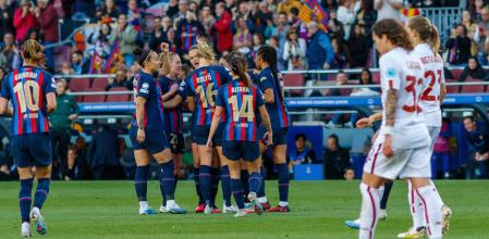Las jugadoras del Barça celebran uno de los goles ante el Roma en el Camp Nou