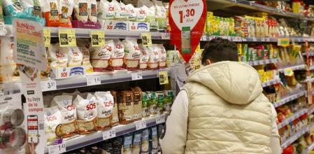 GRAFCAV6086. BILBAO, 16/03/2023.-Una persona observa productos con la rebaja especial en un supermercado de Eroski en la capital vizcaína. La cadena de supemercados Eroski observa ya una caída de su volumen de ventas de un 5 % a consecuencia de la subida de precios, una realidad inflacionaria que tratan de atajar con diferentes medidas de promoción como una cesta con mil productos a precios promocionados. EFE/Luis Tejido