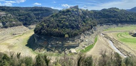 Sant Pere de Casserres, en el meandro seco del Ter.